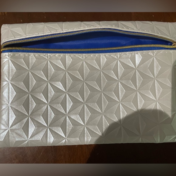 Mystery makeup bag! w/ 5 products! - Picture 3 of 4